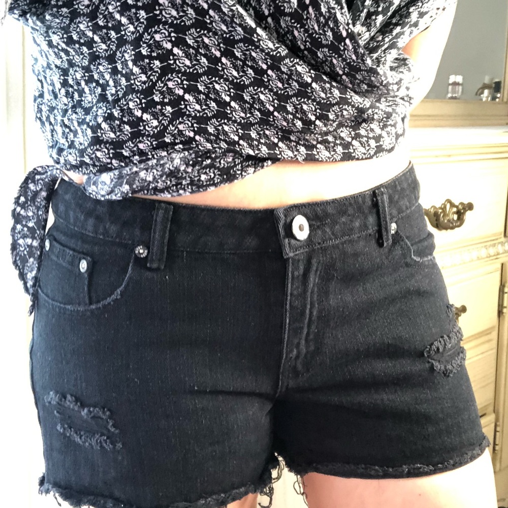 short , excellent condition ,very confortable,juniors size 11 ,brand hype.